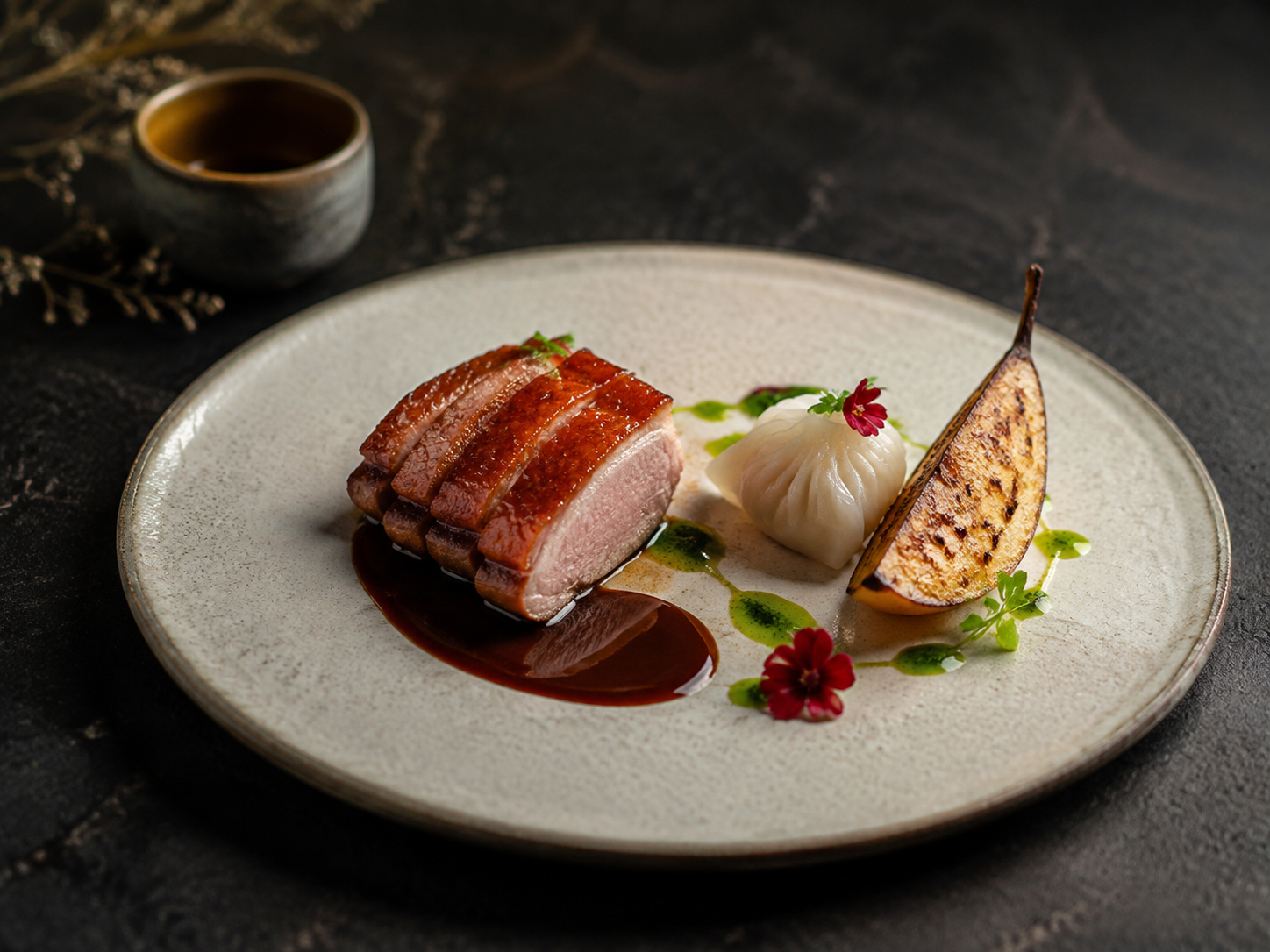Canard laqué contemporain, ravioli et poire rôtie